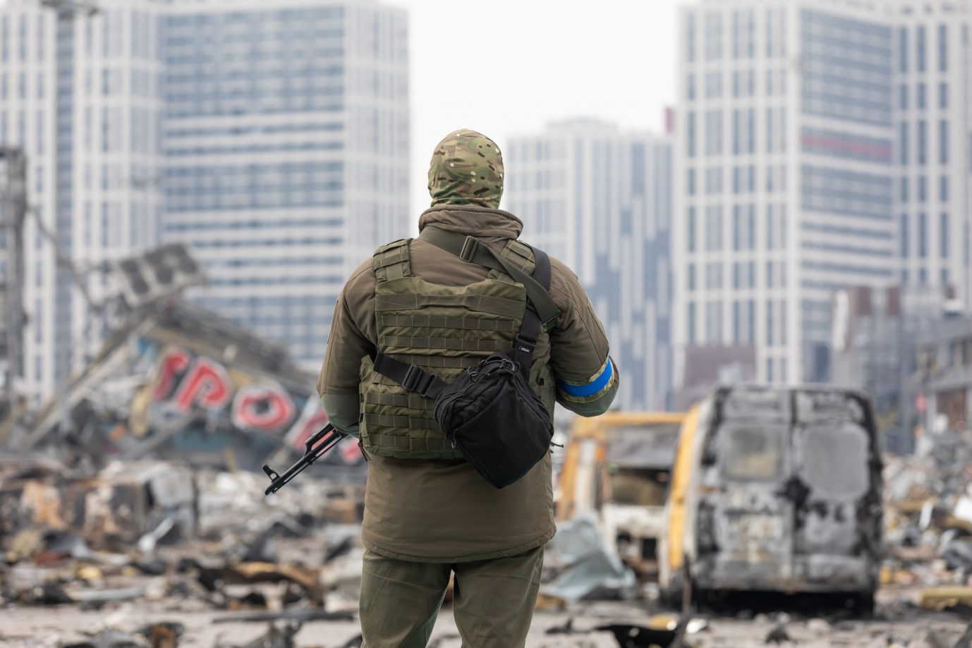 Ukrainischer Soldat blickt auf zerstörte Gebäude in Kiew: Der aktuelle Abwehrkampf hat das Potenzial, der Ukraine einen Gründungsmythos zu geben