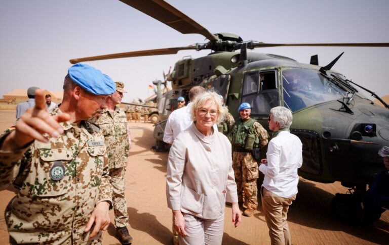 Verteidigungsministerin Christiane Lambrecht ohne Sohn in Mali: Bundeswehr als Mitfahrgelegenheit Foto: picture alliance/dpa | Kay Nietfeld