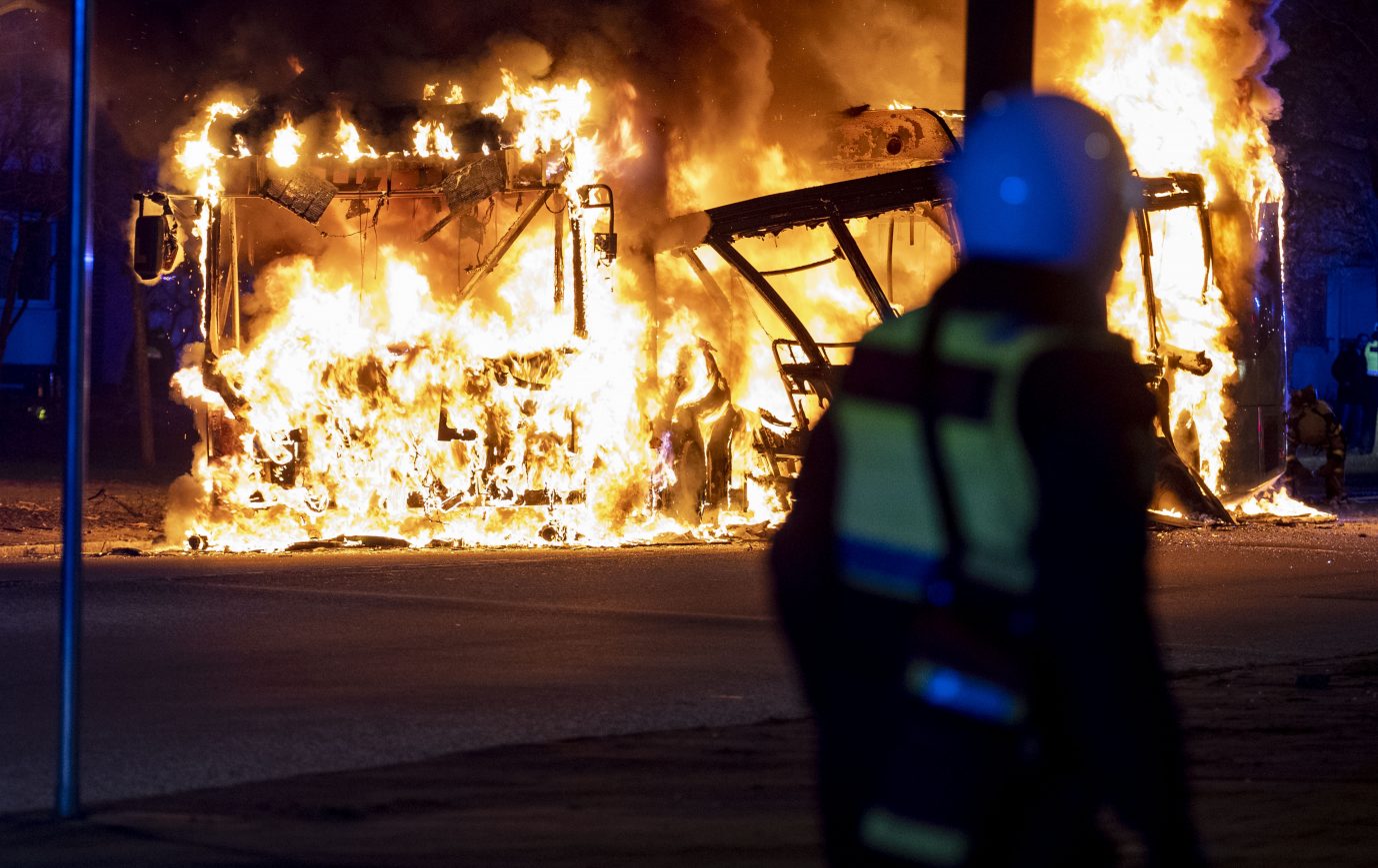 Ein brennendes Fahrzeug während der Migrantenkrawalle im schwedischen Malmö: Die Regierung des Landes spricht davon, bei der Integrationspolitk versagt zu haben