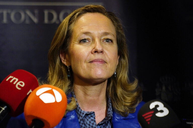 Spaniens Wirtschaftsministerin Nadia Calviño: Sie hatte im Februar versprochen, nie mehr ein Foto zu machen oder an Debatten teilzunehmen, bei denen sie die einzige Frau ist