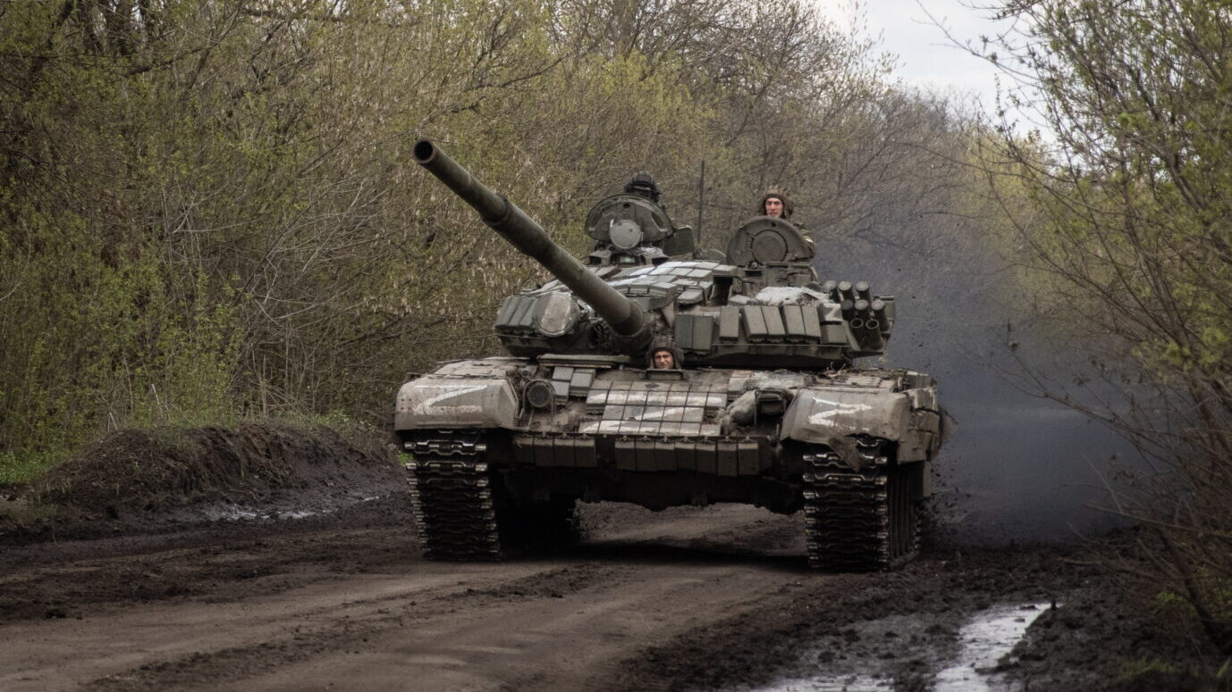 Russische Soldaten auf einem Panzer des Typs T-72: Mehr als 800 Kampfpanzer ihr Heer schon in der Ukraine verloren haben