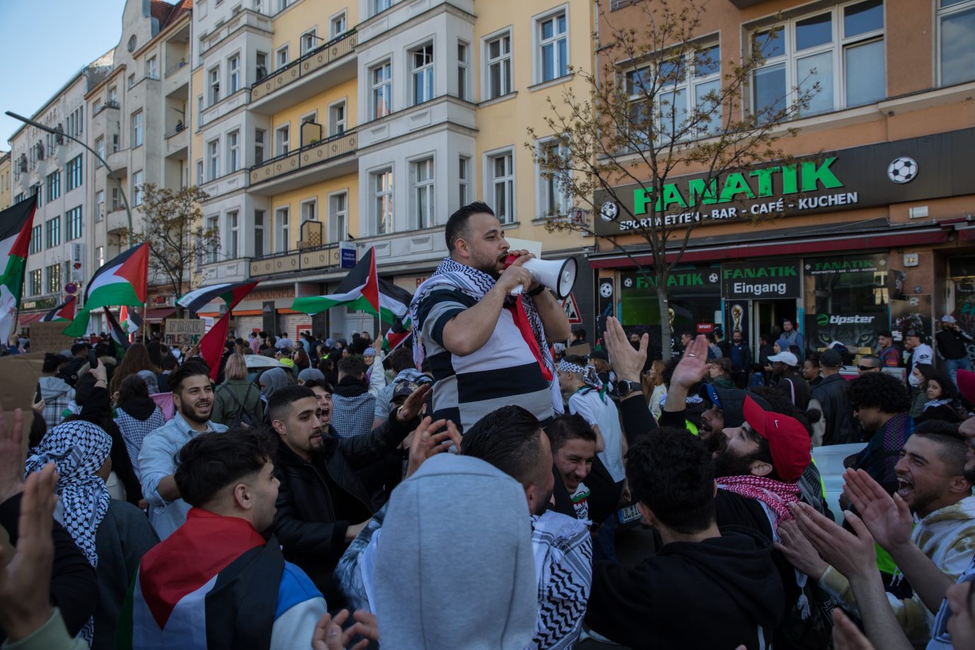 Teilnehmer der Pro-Palästina-Demonstration in Berlin: Die Polizei überlegt sich genau, wie sie vorgehen soll Foto: picture alliance / ZUMAPRESS.com | Michael Kuenne