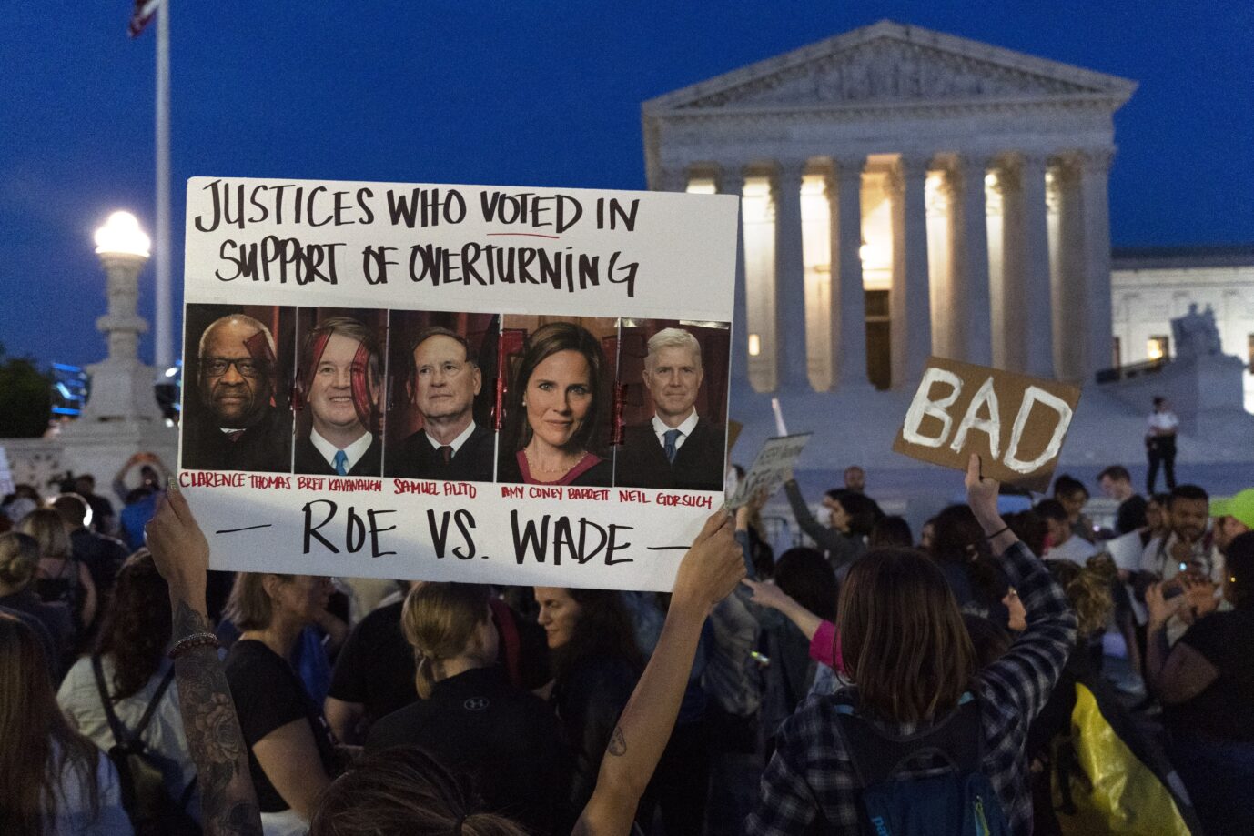 Abtreibungsgegner protestieren vor dem Supreme Court: Auf dem Schild werden die Richter angeprangert, die das bestehende Abtreibungsrecht wohl kippen wollen