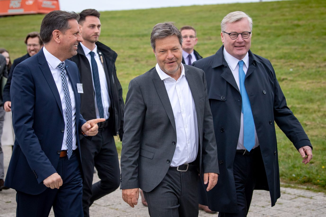 Bundeswirtschaftsminister Robert Habeck (Grüne) (M.) hält an LNG-Terminals fest Foto: picture alliance/dpa | Sina Schuldt