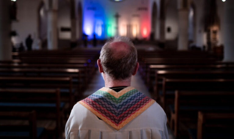 Pfarrer trägt Regenbogenfarben (Symbolbild): Der katholische Theologe Hermann Häring plädiert für eine Abkehr vom traditionellen Katholizismus