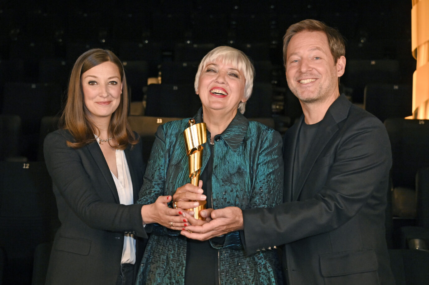 Kulturstaatsministerin Claudia Roth (Mitte) mit dem Führungsduo der Deutschen Filmakademie Alexandra Maria Lara und Florian Gallenberger