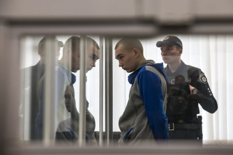 Der russische Soldat (l.) der für Kriegsverbrechen in der Ukraine nun in Kiew zu lebenslanger Haft verurteilt wurde, während der Strafverkündung Foto: picture alliance / NurPhoto | Maxym Marusenko