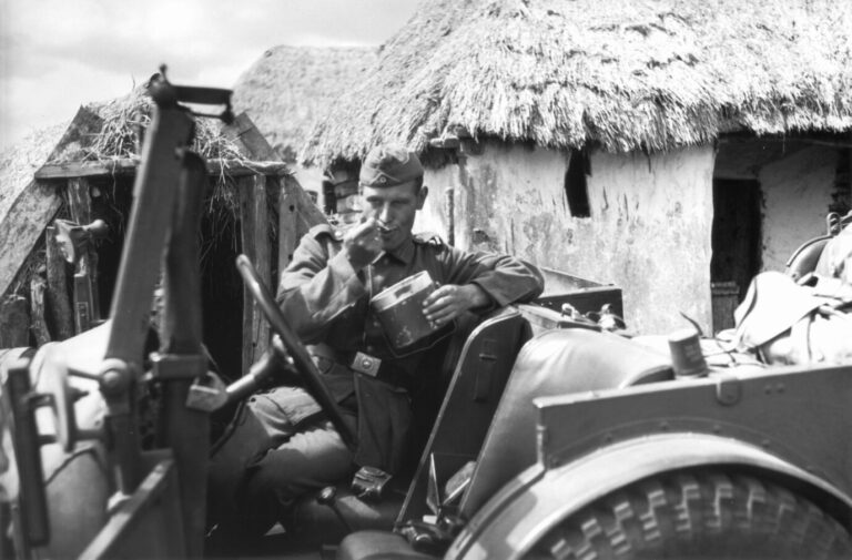 Ein Wehrmachtssoldat verpflegt sich während einer Gefechtspause in der Sowjetunion Foto: picture alliance / akg-images | akg-images