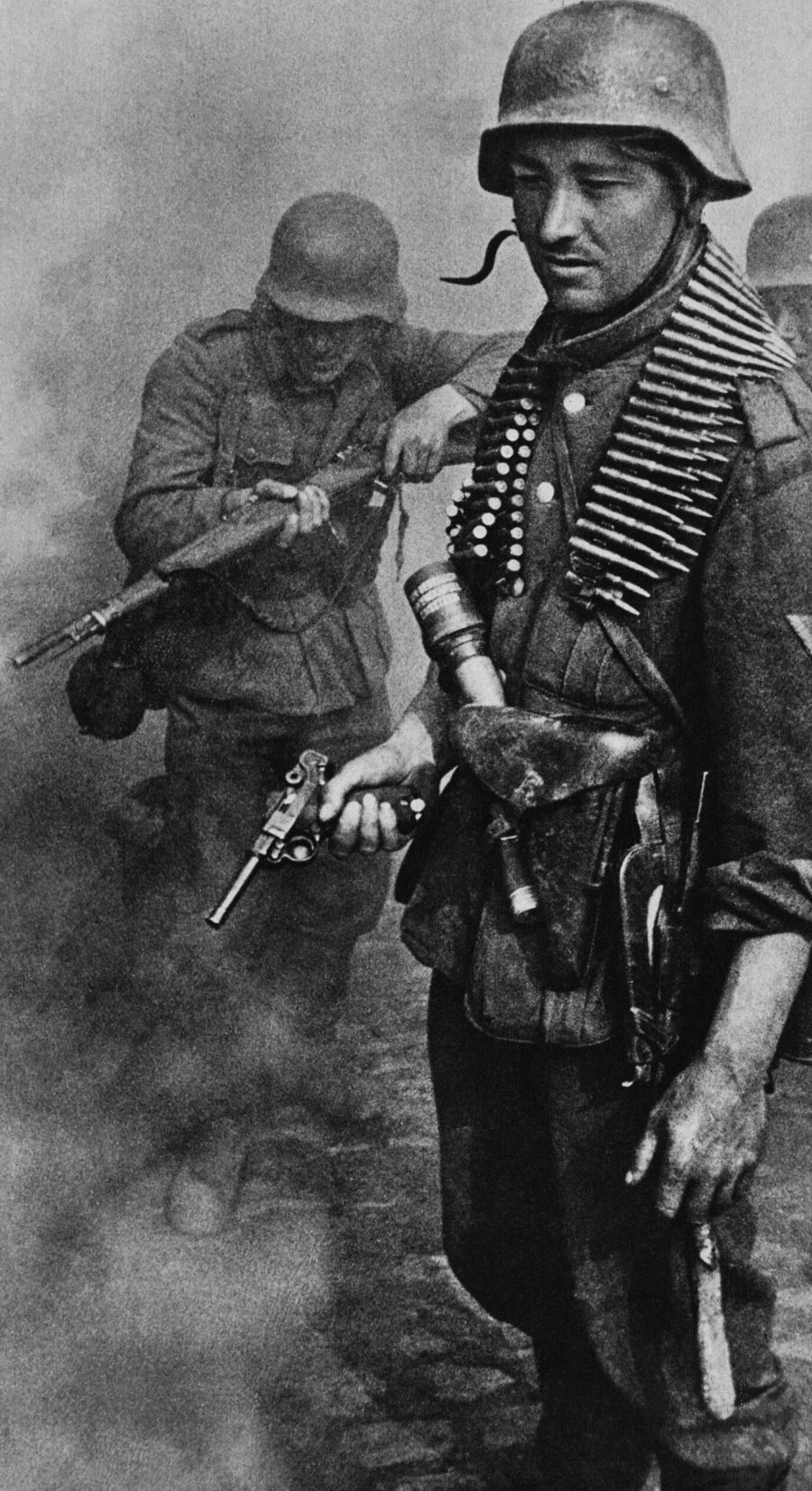 Deutsche Soldaten nach der Eroberung einer Ortschaft in der Sowjetunion 1942 Foto: picture alliance / akg-images | akg-images 