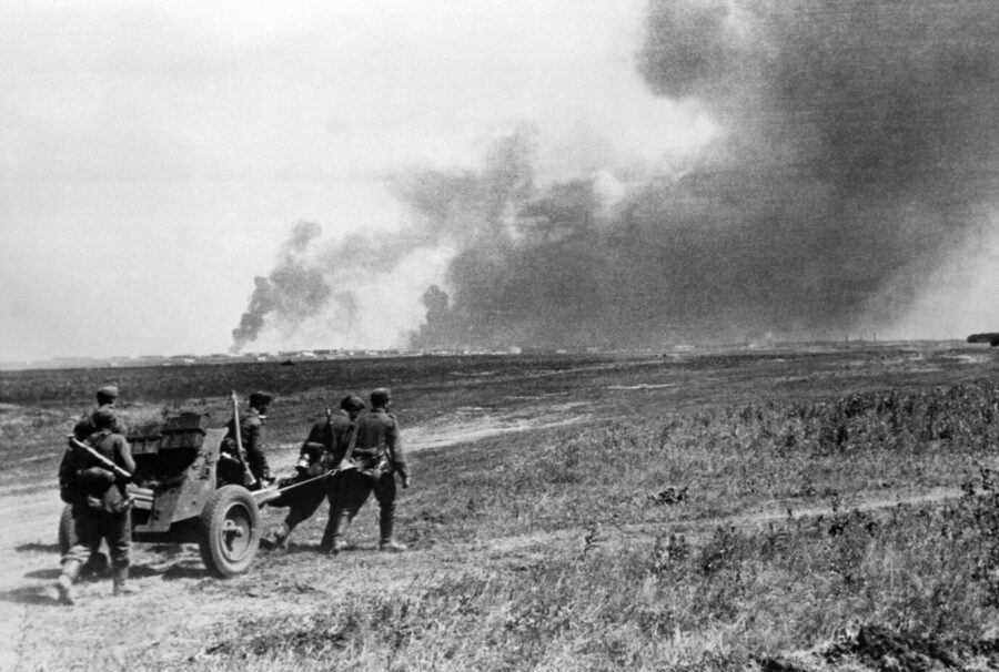 Fall Blau: Deutsche Soldaten wechseln mit ihrer Kanone die Stellung während der Kämpfe bei Woronesch Foto: picture alliance / akg-images | akg-images