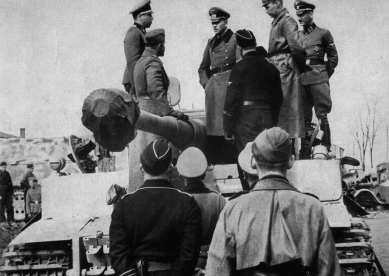 Generaloberst Heinz Guderian (oben Mitte) bei einem Besuch der Waffen-SS im Kampfgebiet Charkow 1943 auf einem "Tiger"-Panzer Foto: picture alliance / akg-images | akg-images