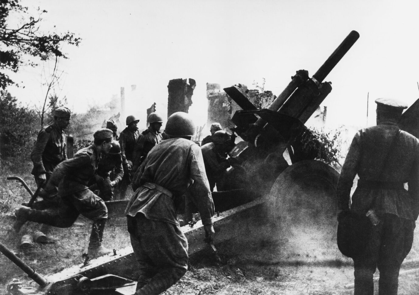 Sowjet-Artillerie beschießt deutsche Stellungen in der vierten Schlacht um Charkow 1943 Foto: picture-alliance / akg-images | akg-images
