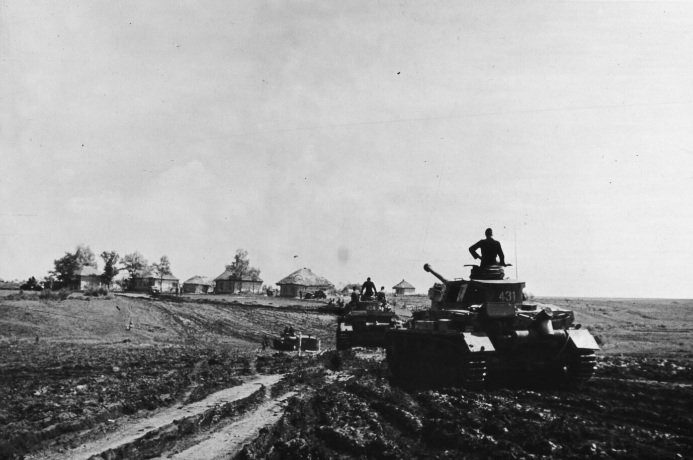 Deutsche Panzereinheit beim Vormarsch in der Ukraine 1942: Der Fall Blau war ein hochriskantes Unternehmen Foto: picture-alliance / akg-images | akg-images