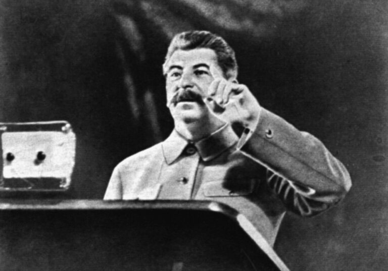 Stalin während einer Rede in Moskau 1937: Ist der Finnland Krieg vergleichbar mit dem Angriff auf die Ukraine? Foto: picture-alliance / akg-images | akg-images