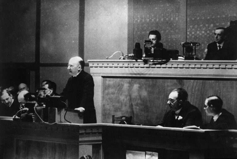 Reichskanzler Heinrich Brüning spricht auf der Abrüstungskonferenz 1932 Foto: picture-alliance / akg-images | akg-images
