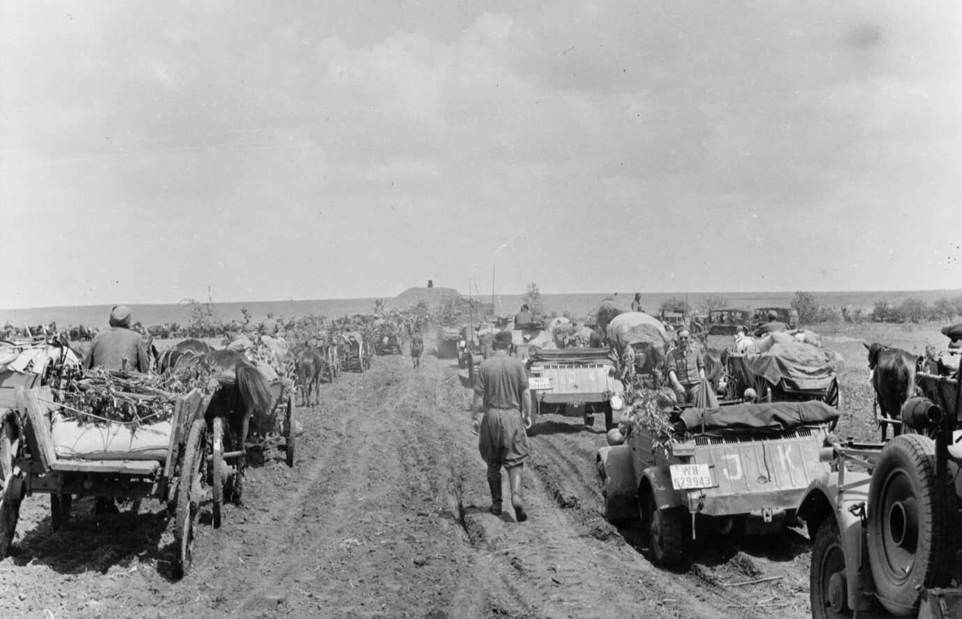 Eine Infanterieeinheit der Wehrmacht rückt 1941 in der Ukraine vor Foto: picture-alliance / akg-images | akg-images