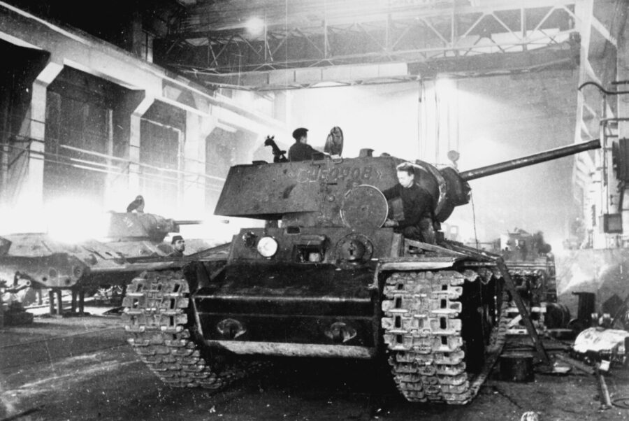 Russische Panzerfabrik: Die Sowjetunion produzierte deutlich mehr Panzer als von deutscher Seite im Vorfeld des Fall Blau angenommen Foto: picture-alliance / akg-images | akg-images 