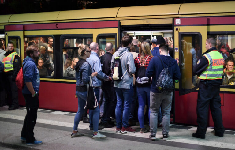 Andrag beim Einsteigen: Womöglich muß die Polizei ab Juni bei Überlastungen Züge räumen