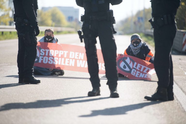 Ziviler Ungehorsam in der Nähe von Frankfurt am Main: Die „Letzte Generation“ blockiert die A66 picture alliance/dpa | Sebastian Gollnow