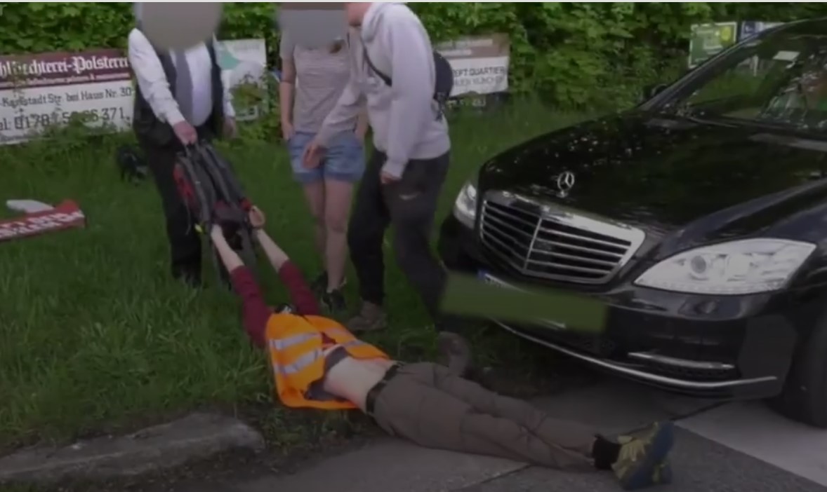 Aktueller Fall: In Fürstenried schleifen Autofahrer die selbsternannten Klimaschützer eigenhändig von der Straße. Foto: Screenshot