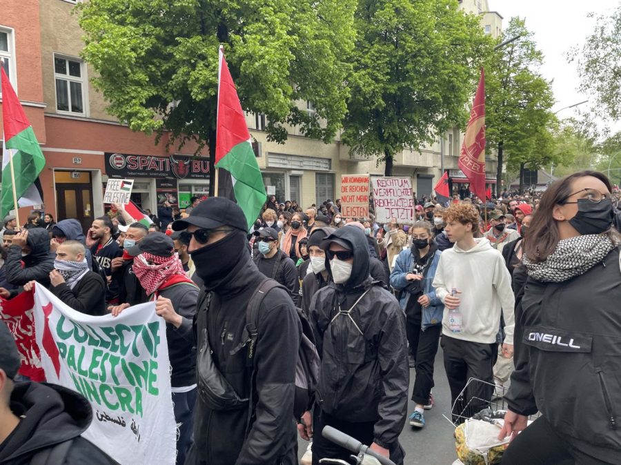 Mehrere Demonstrationsteilnehmer skandieren die israelfeindliche Parole „Free Palestine“