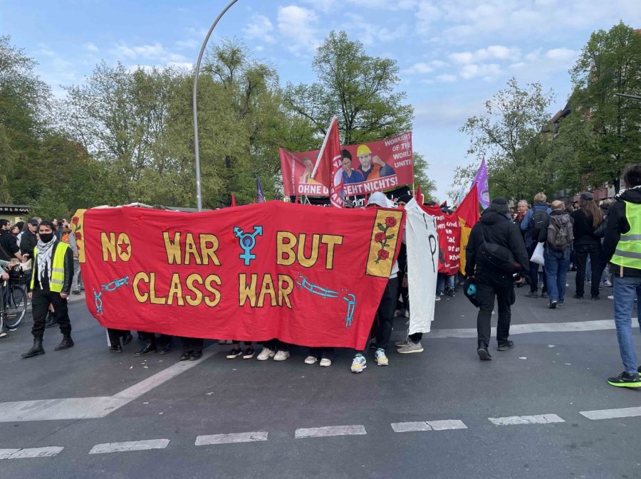 Banner mit der Aufschrift „Kein Krieg sondern Klassenkampf“ 