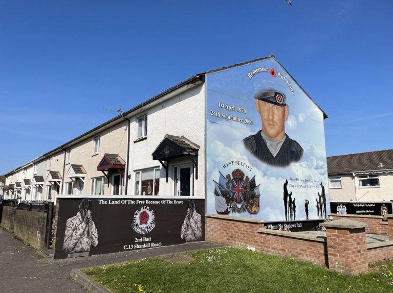 Unionistisches Wandbild in Nordirland - die Erinnerung an den Bürgerkriegs ist im Alltag sichtbar Foto: Schneider