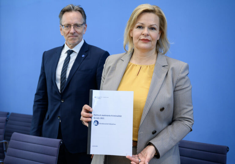 Bundesinnenministerin Nancy Faeser (SPD) stellt die Statistik zu politisch motivierter Kriminalität vor Foto: picture alliance/dpa | Bernd von Jutrczenka