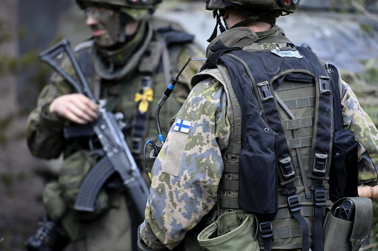 Finnlands Soldaten im Manöver: Das Land strebt in die Nato Foto: picture alliance / ASSOCIATED PRESS | Heikki Saukkomaa