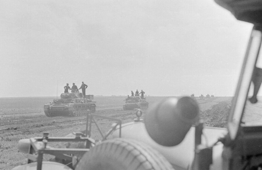 Deutsche Panzer nach dem Durchbruch bei Charkow 1942 Foto: picture alliance / akg-images | akg-images 