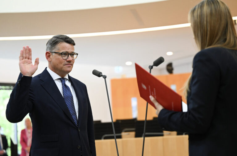 Boris Rhein (CDU) legt den Amtseid als hessischer Ministerpräsident ab Foto: picture alliance/dpa/dpa/POOL | Arne Dedert