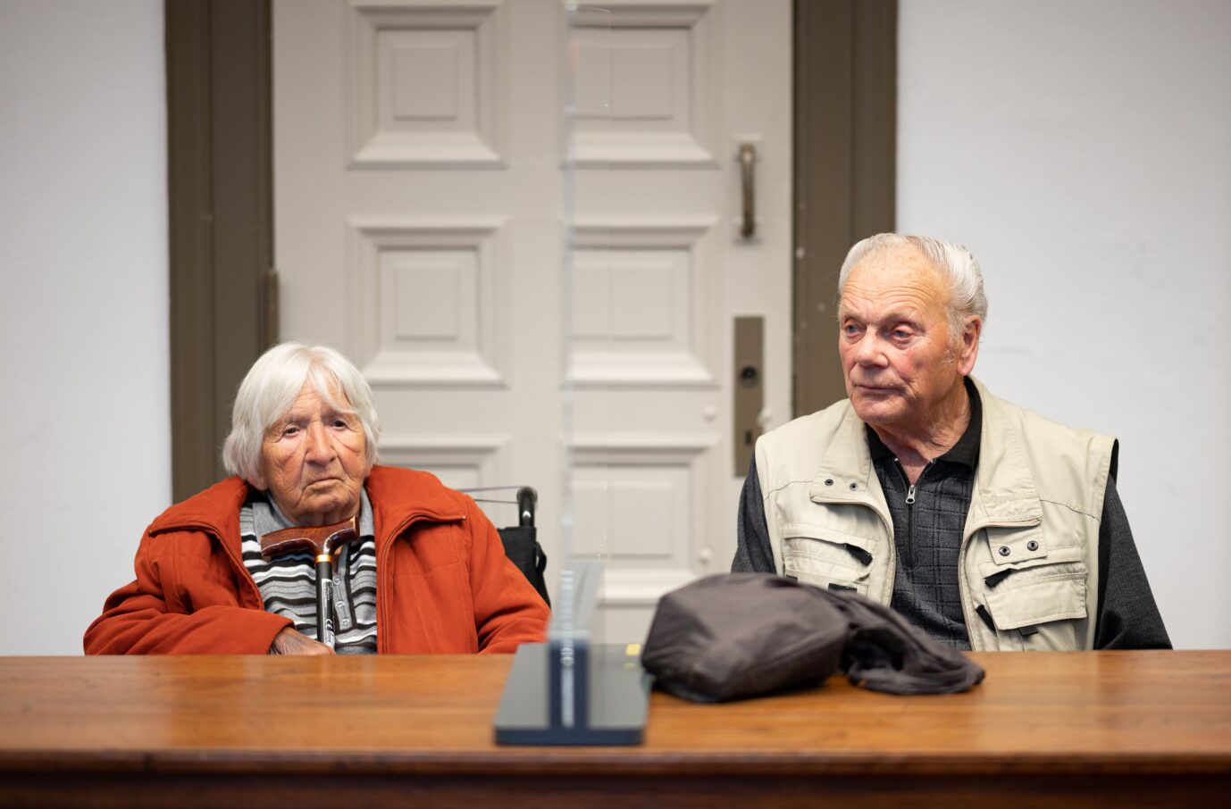 Dieses Hamburger Rentner-Ehepaar muss sich wegen Verstoßes gegen die Corona-Maßnahmen vor Gericht verantworten. Foto: picture alliance/dpa | Daniel Reinhardt