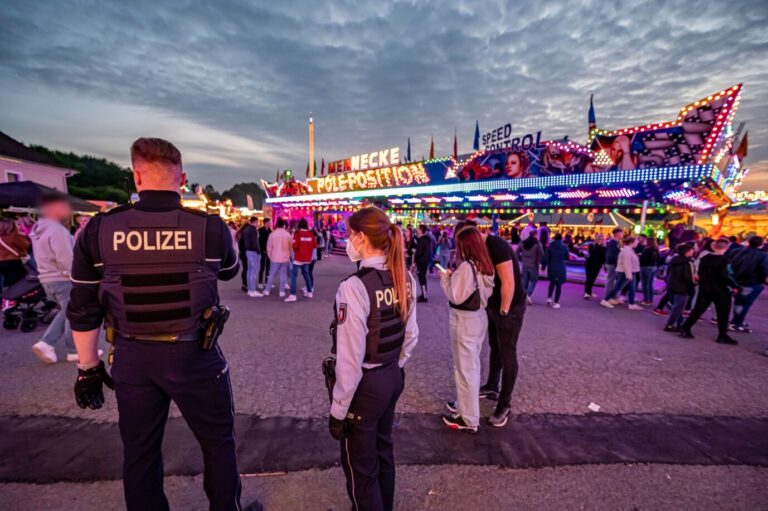 Tod auf der Kirmes in Lüdenscheid. Sechs Ausländer schießen um sich und treffen einen Unbeteiligten. Foto: picture alliance/dpa | Markus Klümper