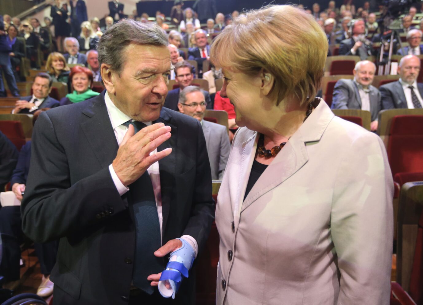 Das feudale Leben der Altkanzler Gerhard Schröder und Angela Merkel soll bald enden. Foto: picture alliance dpa Kay Nietfeld