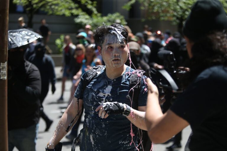 Andy Ngo nach einem Angriff der linksradikalen Antifaschistischen in Portland 2019 Foto: picture alliance / ASSOCIATED PRESS | Dave Killen