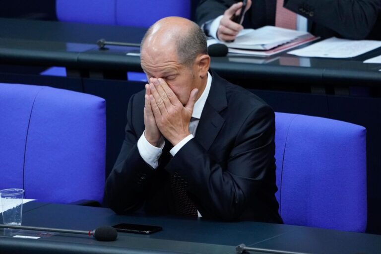 Die SPD von Bundeskanzler Olaf Scholz sackt laut ZDF auf Platz 3 ab. Foto: picture alliance / Flashpic | Jens Krick