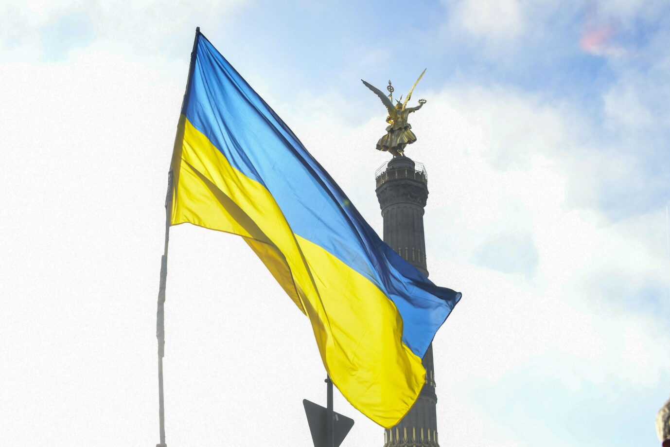 Neuer Feiertag? Am 24. August könnten überall in Berlin – nicht nur an der Siegessäule – ukrainische Fahnen wehen. Foto: picture alliance