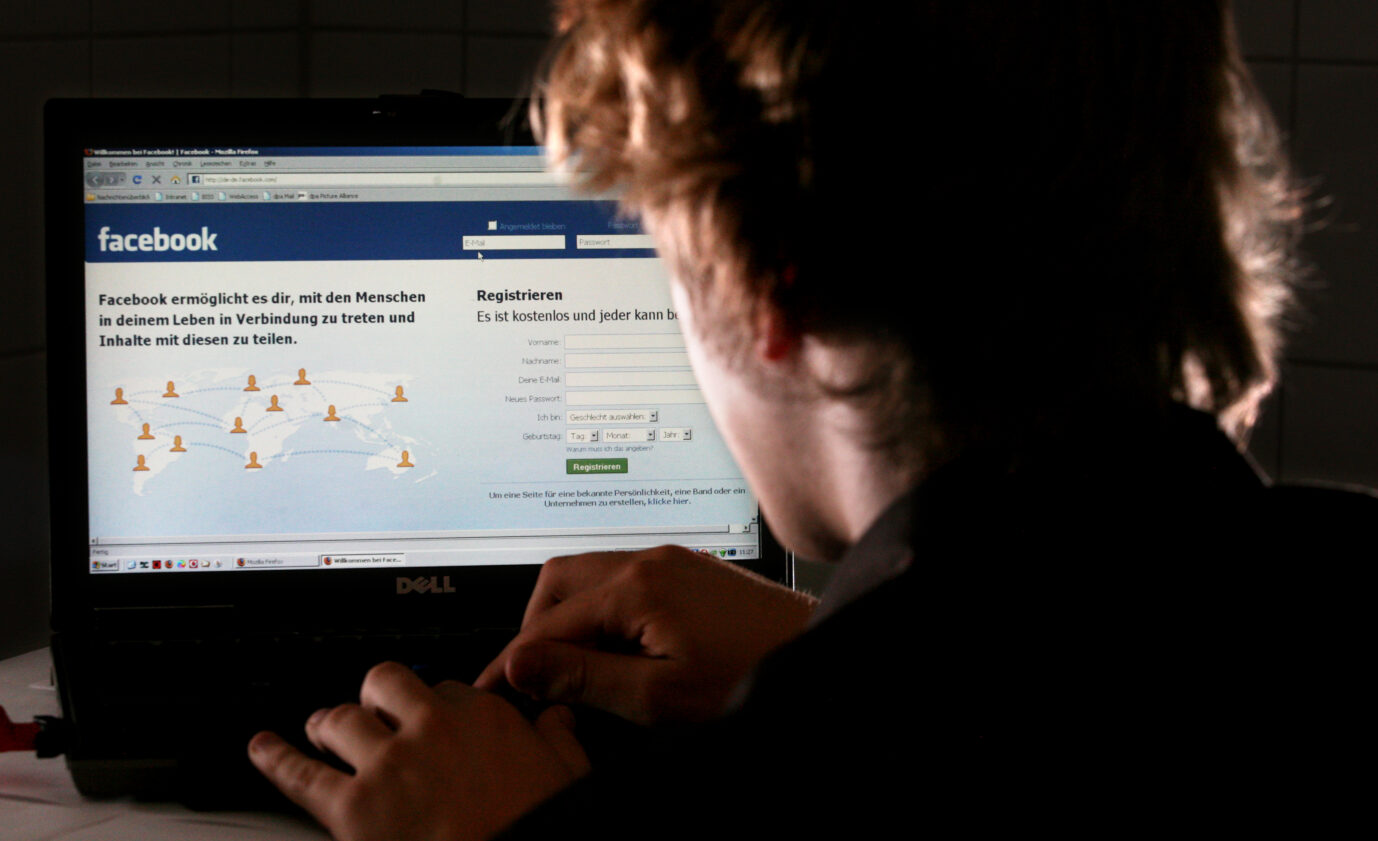 Junger Mann loggt sich bei Facebook ein: Laut den Grünen in Sachsen-Anhalt würden Haßpostings oft als Banalität abgetan