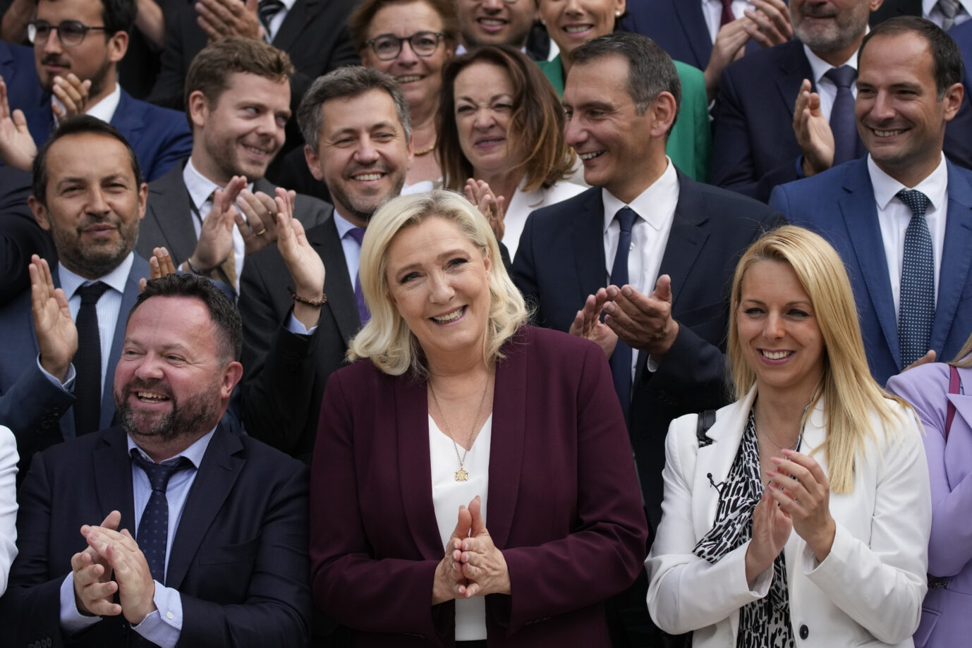 Die französische Politikerin Marine Le Pen (Mitte im Bild) mit neu gewählten Mitgliedern der Nationalversammlung: Ihr gelang ein historischer Sieg für den Rassemblement National