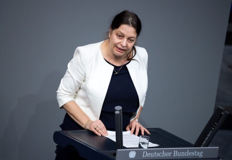die Ex-AfD-Abgeordnete Birgit Malsack-Winkemann bei einer Rede im Bundestag. Als Richterin versetzt der Berliner Senat sie in den Ruhestand.