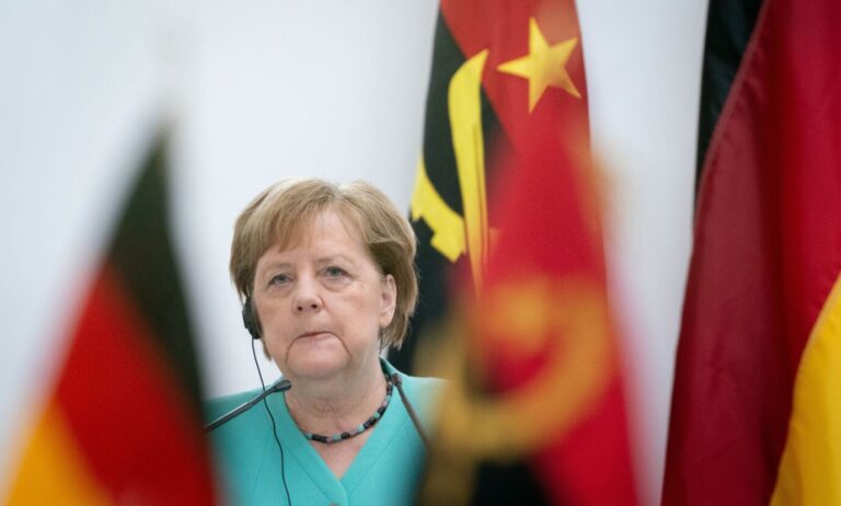 Angela Merkel in Südafrika: Immer wieder werden staatliche Mittel im Parteienkampf mißbraucht Foto: picture alliance/dpa | Kay Nietfeld