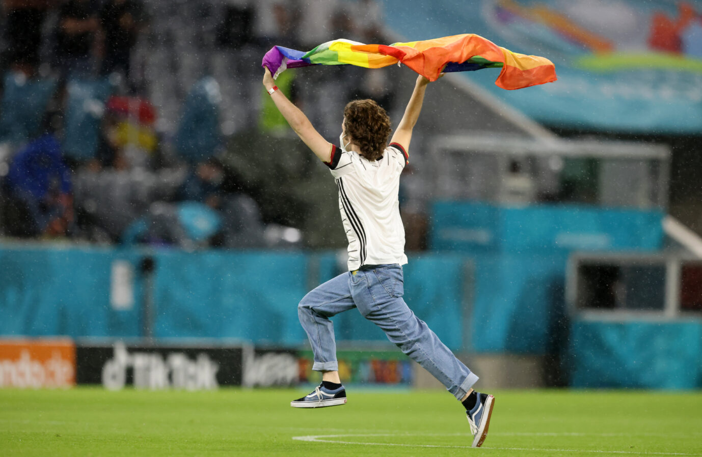 Ein Zuschauer stürmt bei einem Fußball-Länderspiel mit Regenbogen-Flagge über das Feld, um ein Zeichen für Vielfalt zu setzten: Der DFB macht sich die Belange von sexuellen Minderheiten zum persönlichen Anliegen