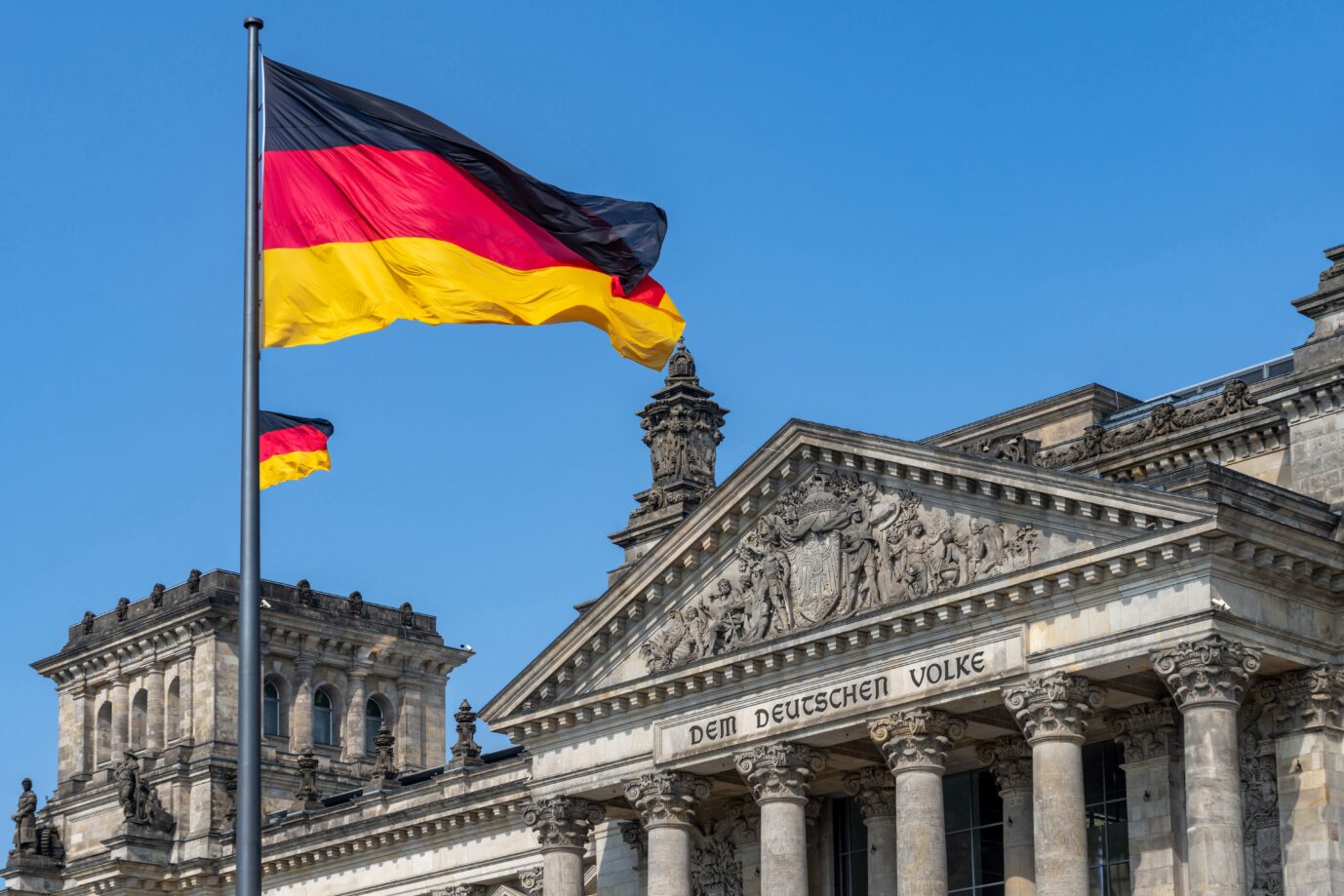 Statt der Deutschland-Fahne soll zwei Mal im Jahr die Regenbogen-Fahne vor dem Reichstag wehen, hat das Bundestagspräsidium beschlossen. Foto: picture alliance / Daniel Kalker