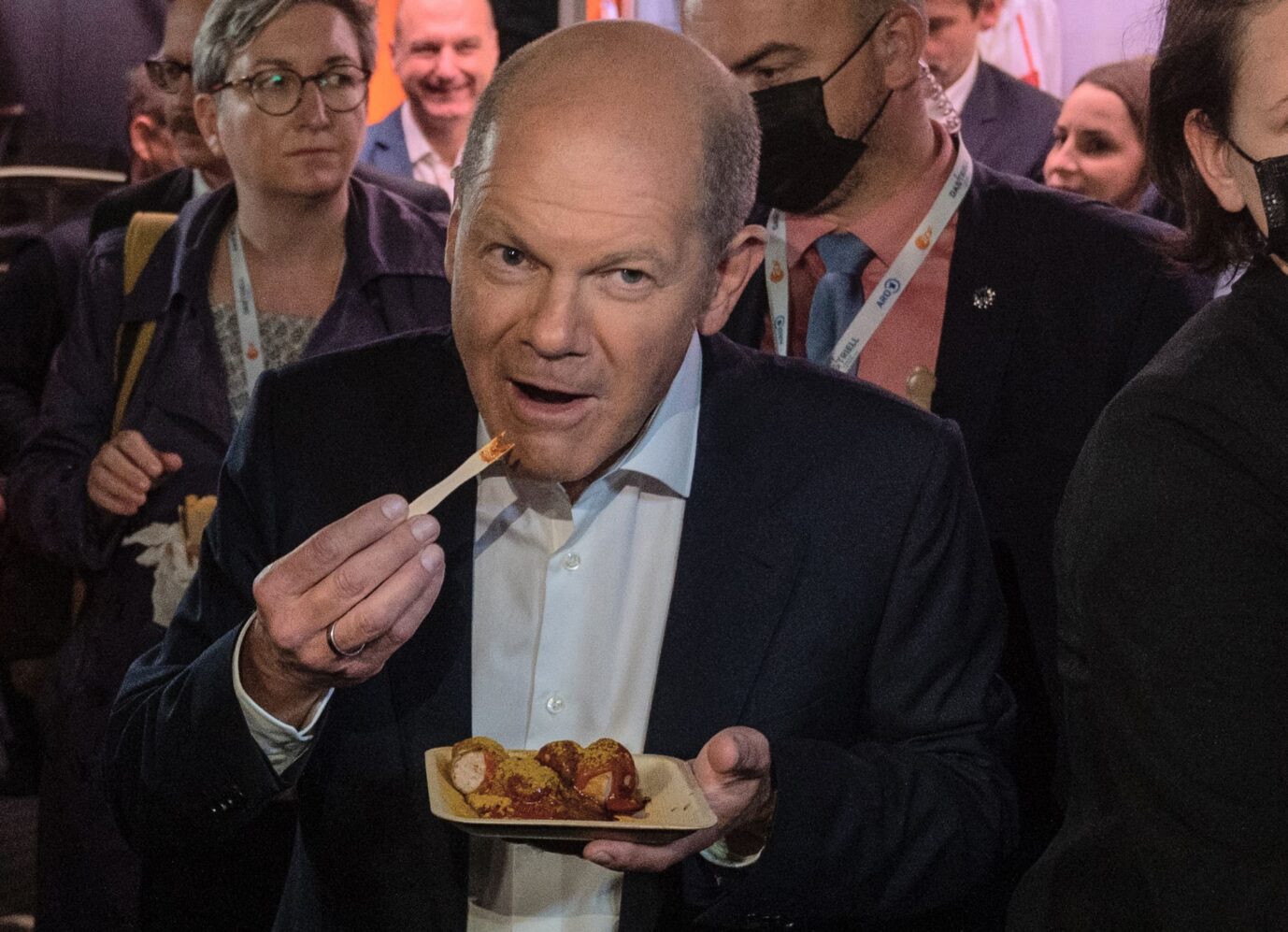 Olaf Scholz mag Currywurst. Wer mit dem SPD-Bundeskanzler Spargel essen will, muss bis zu 15.000 Euro zahllen.