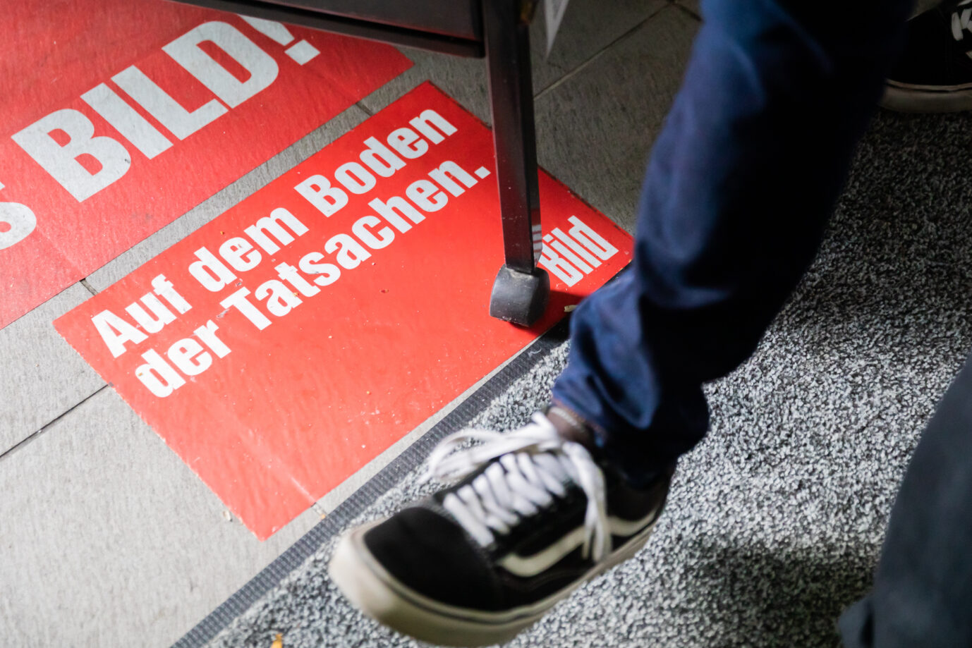 Bild-Zeitung: Redakteurin Judit Sevinç Basad verläßt den Axel Springer Verlag. weil er vor einer „woken Minderheit“ in die Knie gegangen sei