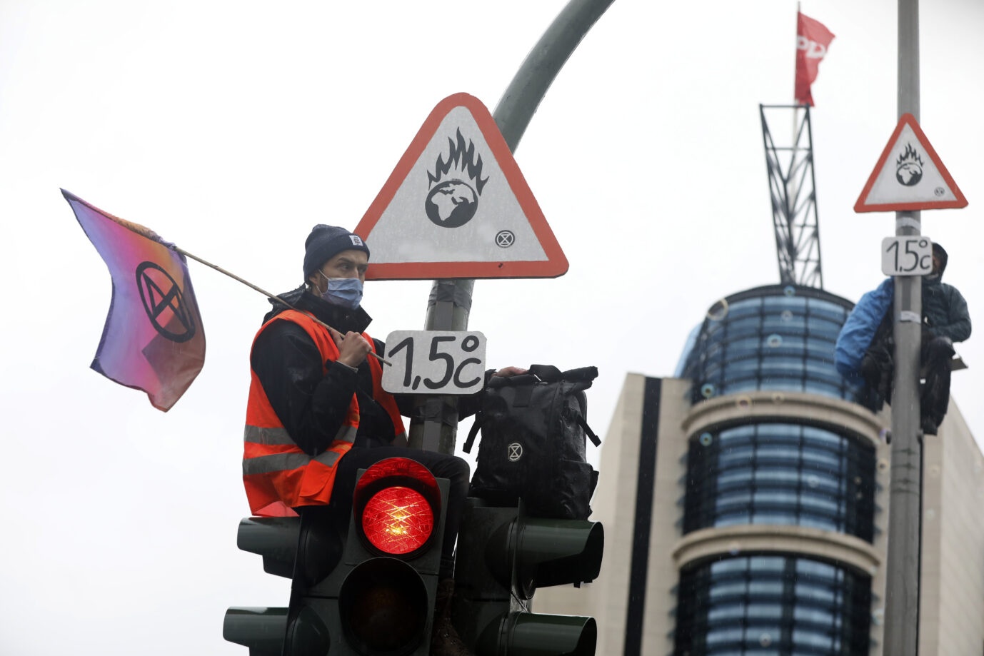 Radikale Klimaprotestler vor dem „Willy-Brandt-Haus“, der SPD-Bundesparteizentrale in Berlin (22.10.2021), Quelle: picture alliance / Geisler-Fotopress / Ben Kriemann/Geisler-Fotopress