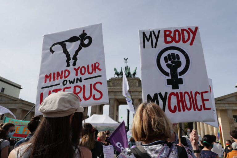 Abtreibungsbefürworter demonstrieren vor dem Brandenburger Tor: Paragraph 219a ist abgeschafft