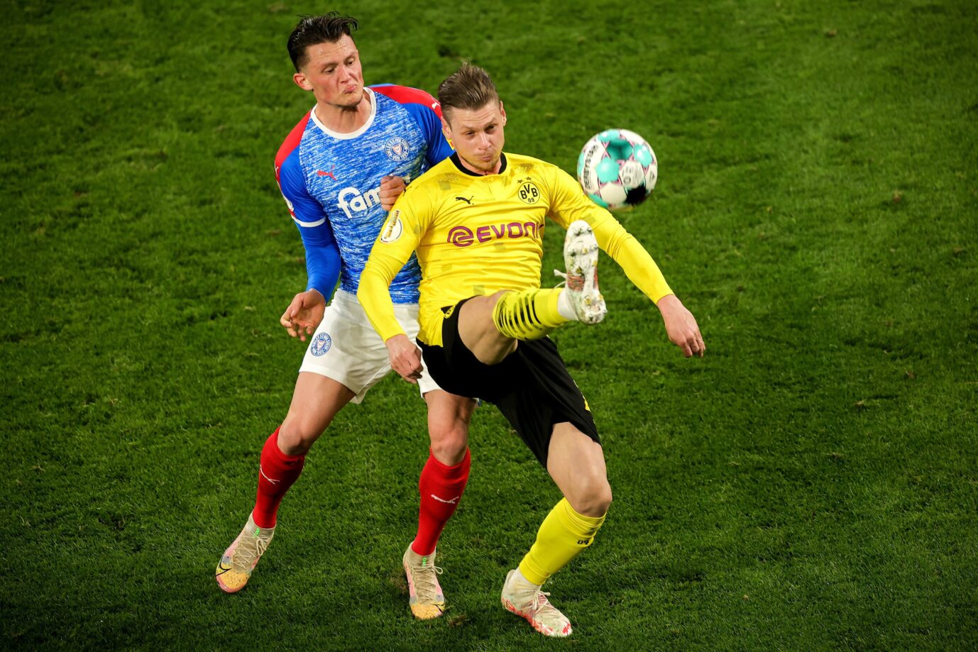 Streit ums Trikot: Szene aus dem DFB-Pokal-Halbfinale 2021 zwischen Holstein Kiel und Borussia Dortmund.