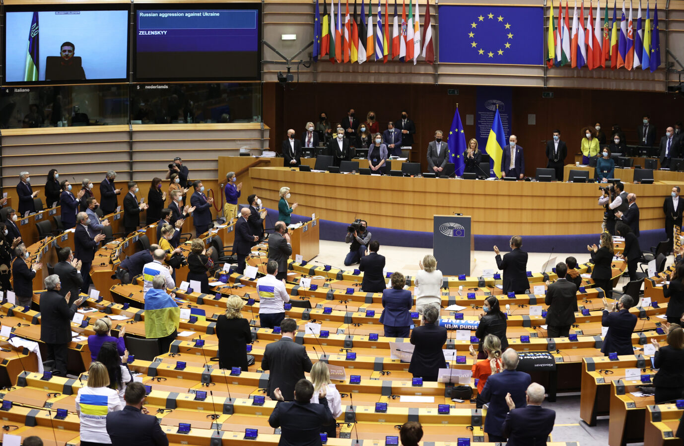 Der ukrainische Präsident Wolodymyr Selenskyj richtet in einer Live-Schalte das Wort an an die EU, nachdem sein Land den Status als Beitrittskandidat erhalten hat