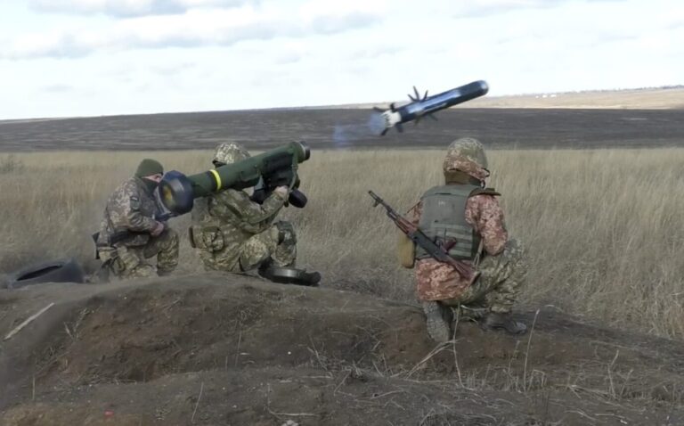Abschuß einer Javelin-Rakte in der Ukraine: Westliche Freiwillige im Dienste Kiews können mit solchen Waffensystemen umgehen Foto: picture alliance / ASSOCIATED PRESS | Uncredited